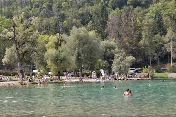 Bled Gölü, Slovenya güneşli gün zevk insanlar.