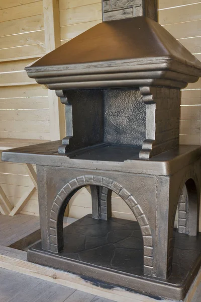 Nowo wybudowany kamienny grill w drewniany pawilon — Zdjęcie stockowe