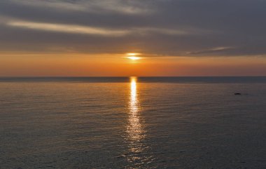 Adriyatik Denizi ve kırmızı mavi gökyüzü günbatımı, Hırvatistan