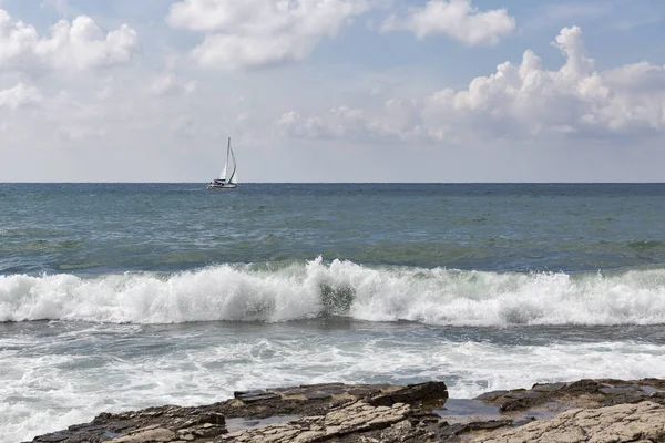 Paisaje marino con yate de vela en Istria, Croacia . — Foto de Stock