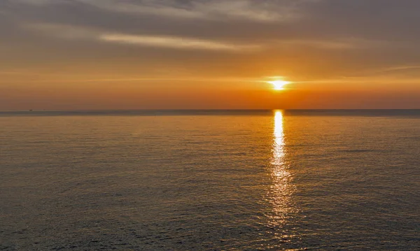 Mar Adriático e céu azul vermelho ao pôr do sol na Croácia — Fotografia de Stock