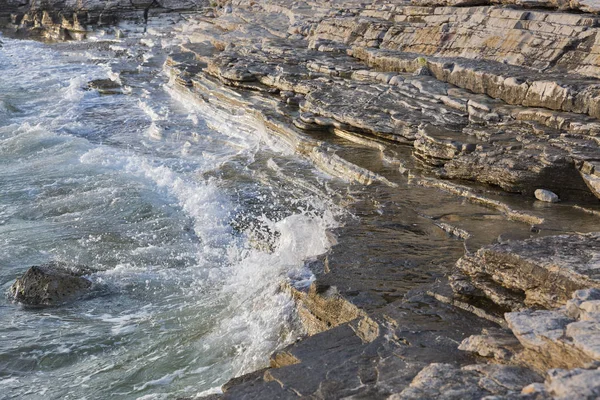 Coucher de soleil plage de rochers en Istrie, Croatie. Mer Adriatique, péninsule de Lanterna . — Photo