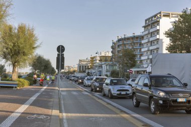 Rimini, İtalya'da sokak Claudio Tintori sahildeki topa tutuyorlar.