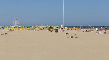 Rimini, İtalya için kum plajındaki bir geri kalan insanlar var.