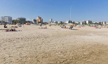 Rimini, İtalya için kum plajındaki bir geri kalan insanlar var.