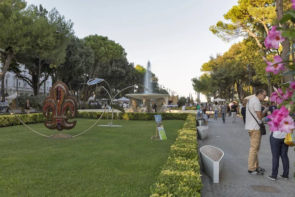 Szökőkút a négy ló, Federico Fellini parkban. Rimini, Olaszország. — Stock Fotó