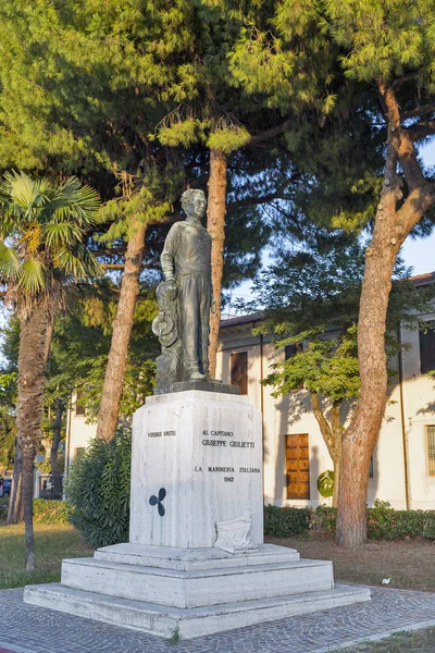 Estatua de Giuseppe Giulietti en Rímini, Italia . — Foto de Stock