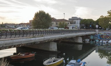 Modern köprüden bir deniz kanal limanda Rimini, İtalya.