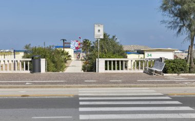 Waterfront şehir kumlu plaj Rimini, İtalya.