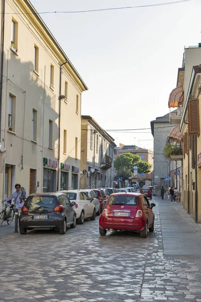 Old narrow Pope John XXIII street in Rimini, Italy. — Stock Photo, Image