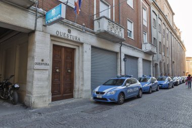 Rimini, İtalya için polis merkezine yakın polis arabaları Park.