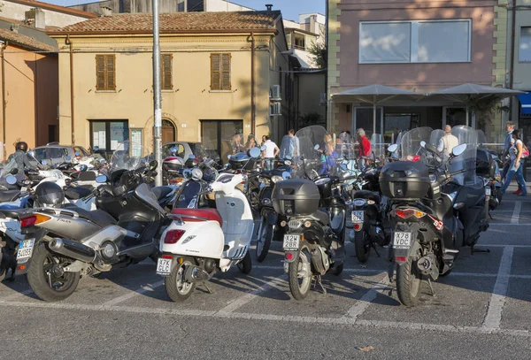 Motorbikes parking on central street of Rimini, Italy. — Stock Photo, Image