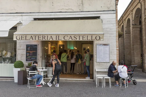 Gelateria Il Castello i Rimini, Italien. — Stockfoto