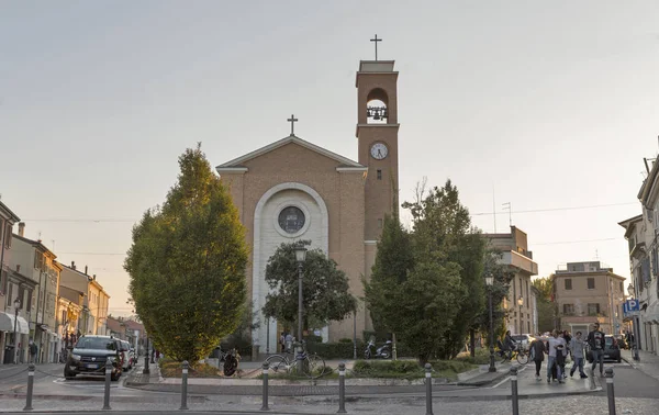 圣 Gaudenzo 教堂立面在意大利里米尼. — 图库照片