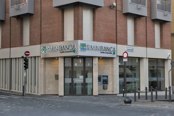 Fasad av Riminibanca med automated teller machine i Rimini, Italy. — Stockfoto