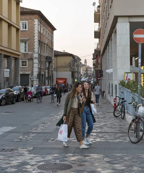 Lidé na Corso d'Augusto ulici v Rimini, Itálie. — Stock fotografie