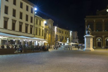 Cavour Meydanı gece Rimini, İtalya.