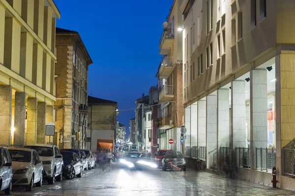 Éjszakai Corso d'Augusto Street, Rimini, Olaszország. — Stock Fotó