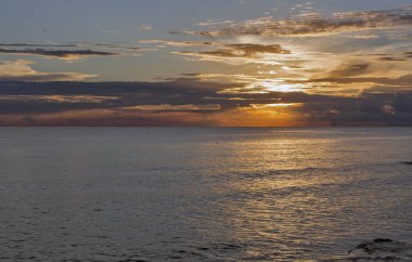 Adriyatik Denizi ve kırmızı mavi gökyüzü günbatımı, Hırvatistan