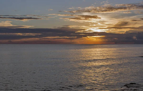 Mar Adriático e céu azul vermelho ao pôr do sol na Croácia — Fotografia de Stock