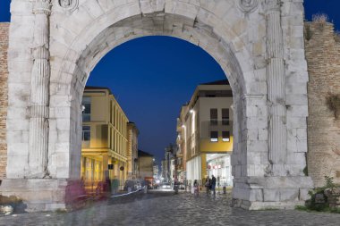 Augustus kemeri gece Rimini, İtalya