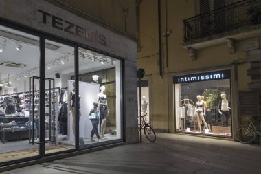 Tezenis ve Intimissimi iç çamaşırı mağazaları Rimini, İtalya.