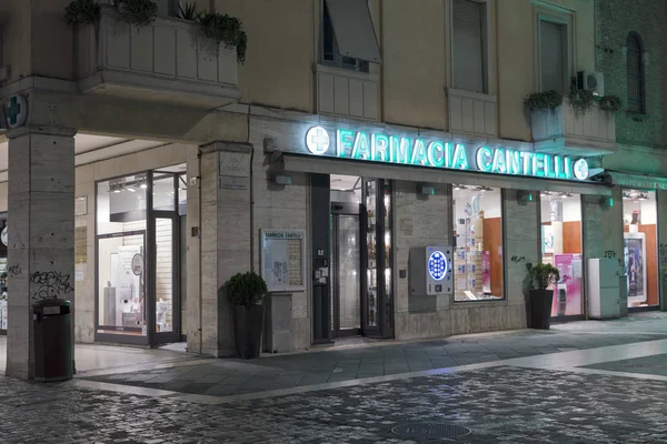 Аптека Cantelli дисплей вночі в Ріміні, Італія — стокове фото