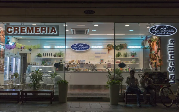 Cremeria ла Scintilla відображення на Площа Кавур в Ріміні, Італія. — стокове фото