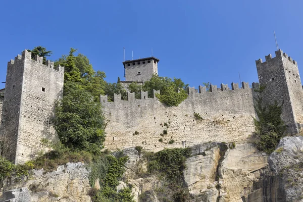 Fortaleza de Guaita, la torre más antigua y famosa de San Marino . — Foto de Stock