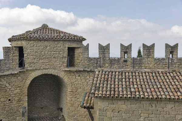 Patio de Rocca o Guaita, primera torre de San Marino — Foto de Stock