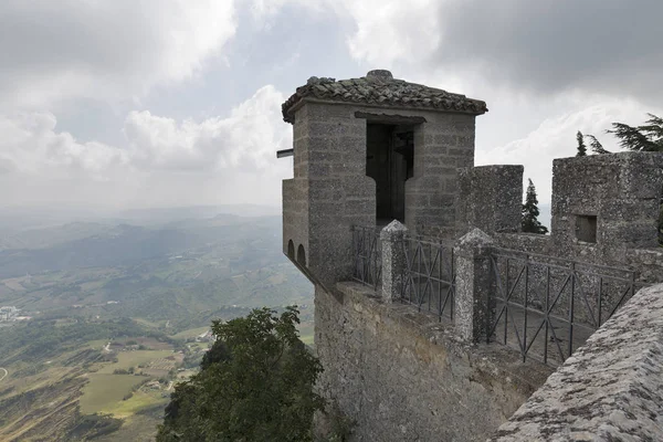 Torre de vigilancia de la fortaleza de Cesta en San Marino . — Foto de Stock