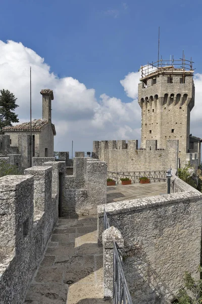 Torre Cesta, una de las tres fortalezas de San Marino . — Foto de Stock