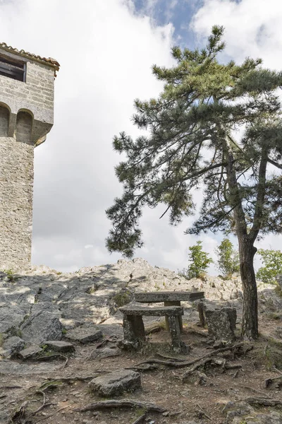 Lugar para descansar cerca de la fortaleza de Cesta en San Marino . — Foto de Stock