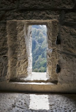 Bir ortaçağ kalesi, San Marino penceresinde.