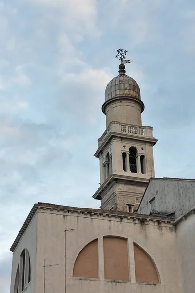 Gün batımında San Pantalon kilise çan kulesi Venedik, İtalya. — Stok fotoğraf