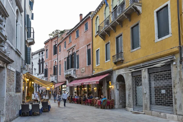 Outdoor restaurants with tables and chairs in Venice, Italy — Stock Photo, Image