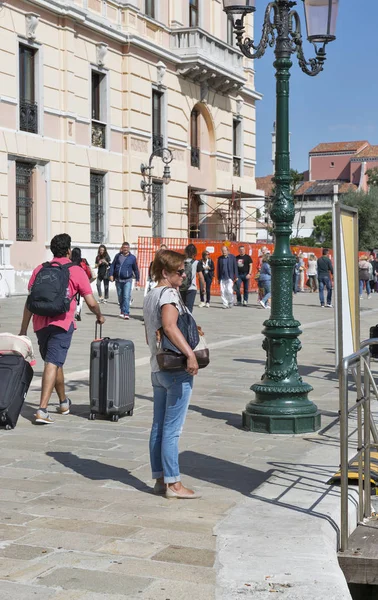 Neznámých turistů Ferrovia vody autobusového nádraží v Benátky, Itálie. — Stock fotografie