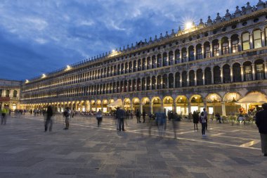 Venedik'te San Marco meydanında günbatımı.