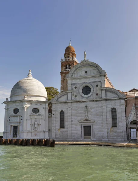 イタリア、ヴェネツィアのサン ・ ミケーレ墓地教会. — ストック写真
