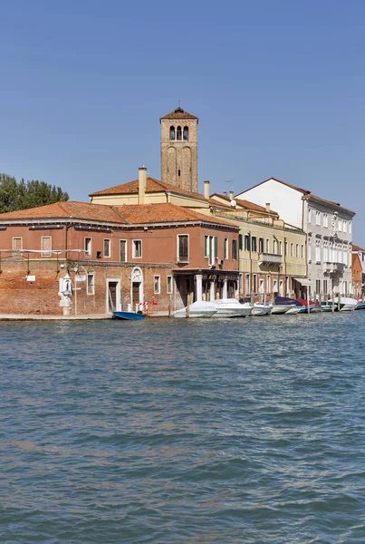 Paisaje urbano de Murano con canal di San Donato, Venecia, Italia . — Foto de Stock