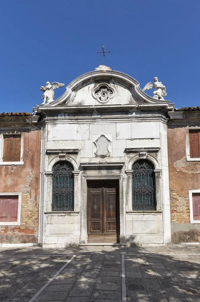 Kleine katholieke kerk op het eiland Murano. Venetië, Italië. — Stockfoto