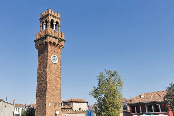 Часовая башня на площади Сан-Стефано в Мурано, Венеция, Италия . — стоковое фото