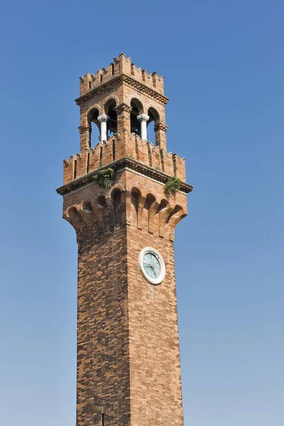 Klocktornet på San Stefano square i Murano, Venedig, Italien. — Stockfoto