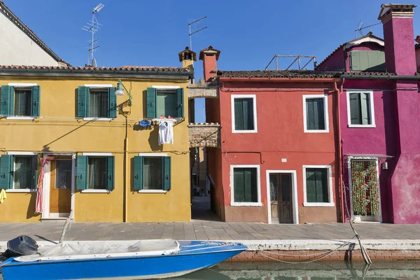 Casas pintadas de colores en Burano, Italia . —  Fotos de Stock