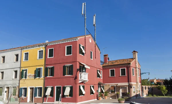 Warna-warni rumah dicat di Burano, Italia . — Stok Foto