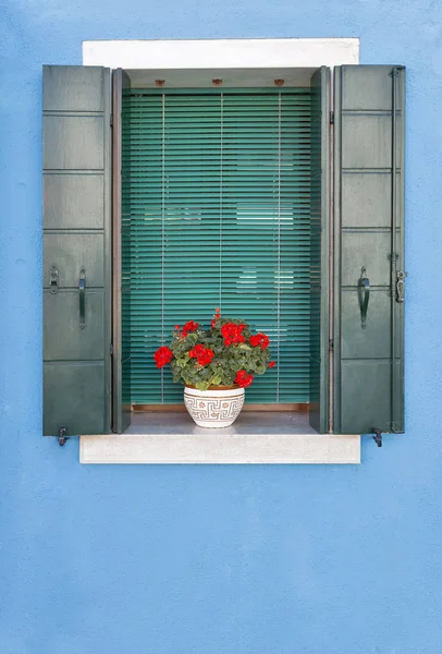 Красочное средиземноморское окно острова Бурано, Венеция, Италия — стоковое фото
