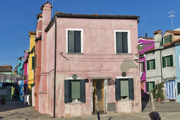 Pestře malované domy na Burano, Itálie. — Stock fotografie