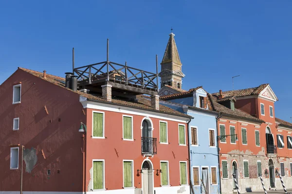 Kleurrijk geschilderde huizen op Burano, Italië. — Stockfoto