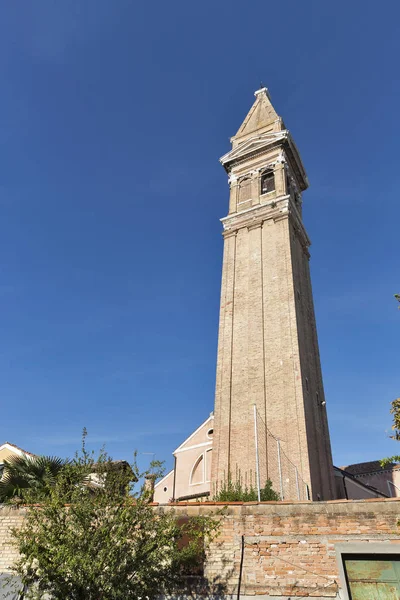 イタリアのブラーノ島に傾いたサン マルティーノ塔教会. — ストック写真