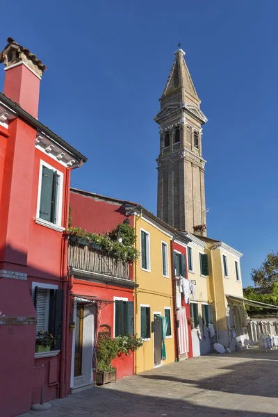 Colourfully painted houses and Leaning tower on Burano island, Italy. — Stock Photo, Image